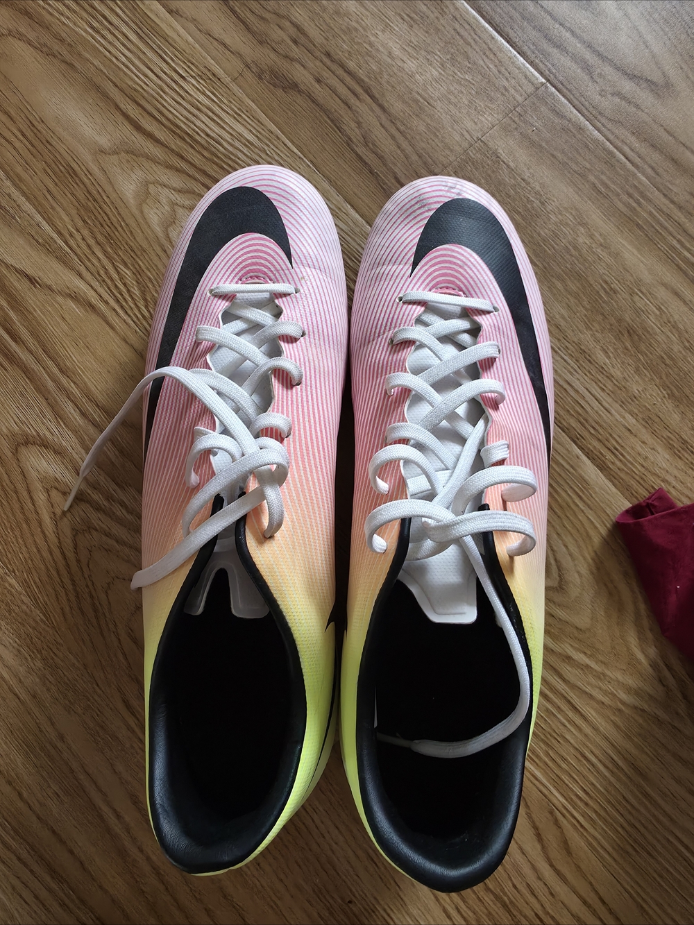 Nike men’s Pink to Yellow Gradient Athletic Cleats